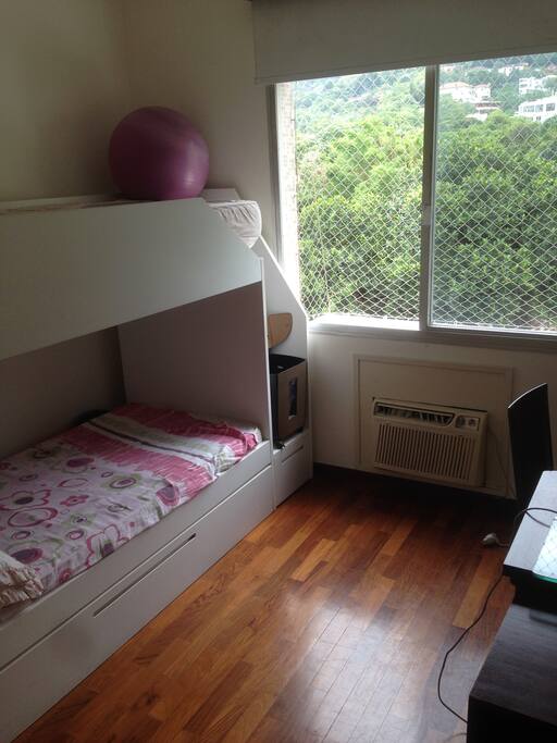 Quarto com ar condicionado para os dias quentes.