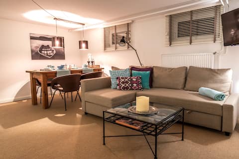 Leistungsstarkes Airbnb: Hamburg Flottbek ca. 50qm Souterrain-Appartement in Hamburg