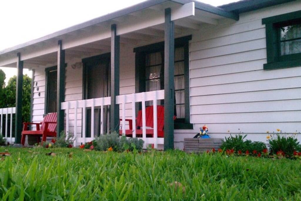 Two bedroom, 1940s cottage with yard - Bungalows for Rent 