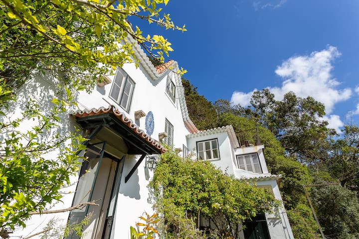Casa da Paderna: Romantic Challet in Old Sintra