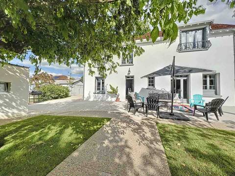 Unusual cottage with themed rooms