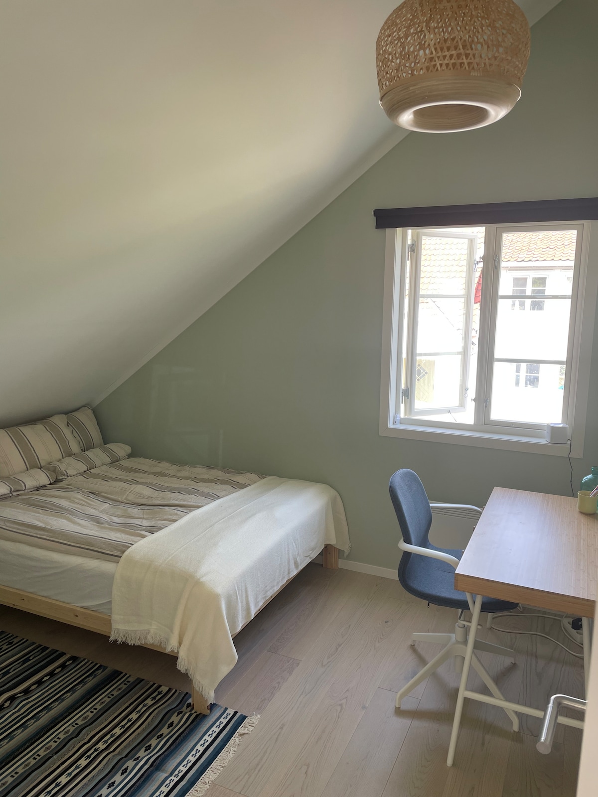 Spavaća soba s uredskim prostorom