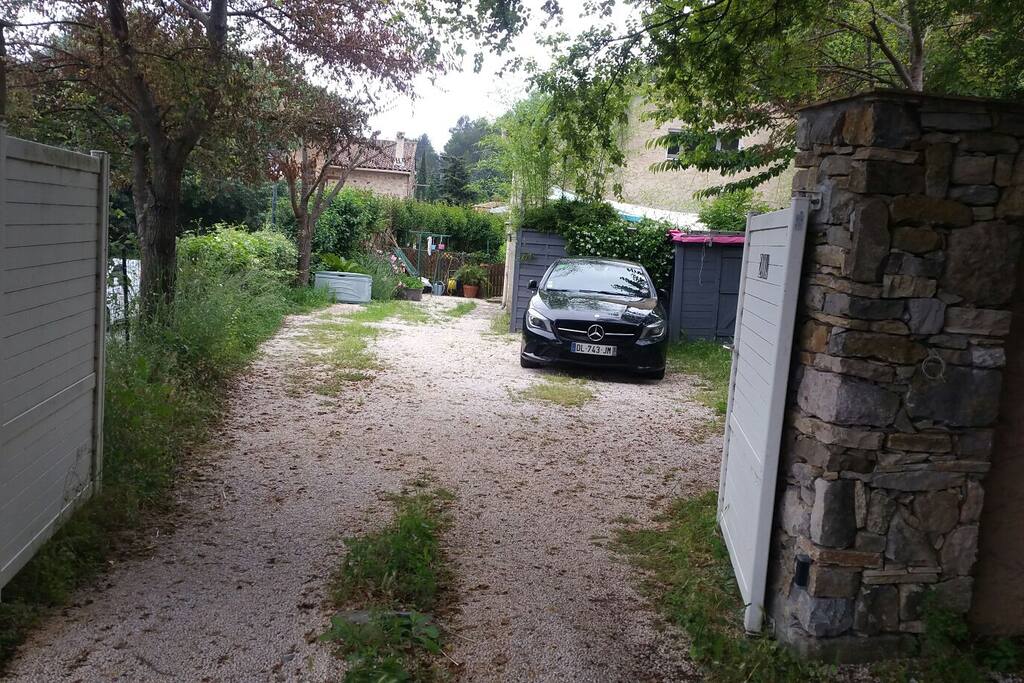 Emplacement pour votre véhicule. Parking privé.