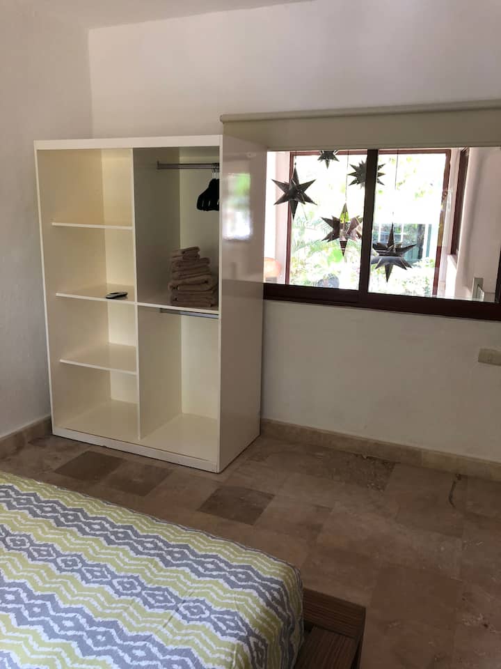 Гардероб със спалня с двойно легло на горния етаж