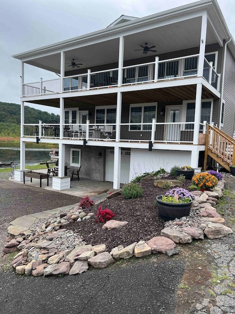 Stunning Harveys Lake view at Sunset deck getaway