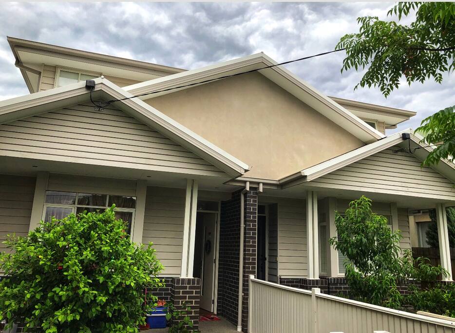 Bright and cosy house which equipped with lots modern facilities. A great and comfy environment for you and your family!