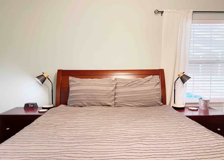 Отпуснете се в нашата добре обзаведена спалня. С удобното си легло, достатъчно осветление и чист дизайн, това е вашето лично убежище за спокоен нощен сън или спокойна сутрин в леглото.