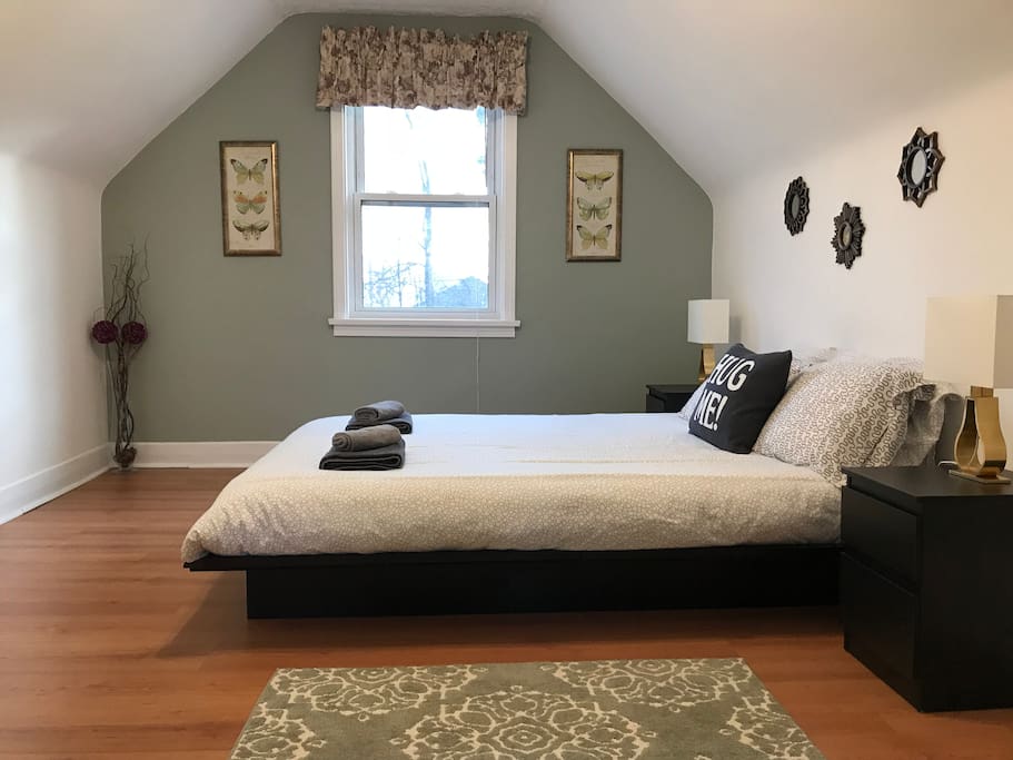 Room 1 (Queen Bed)