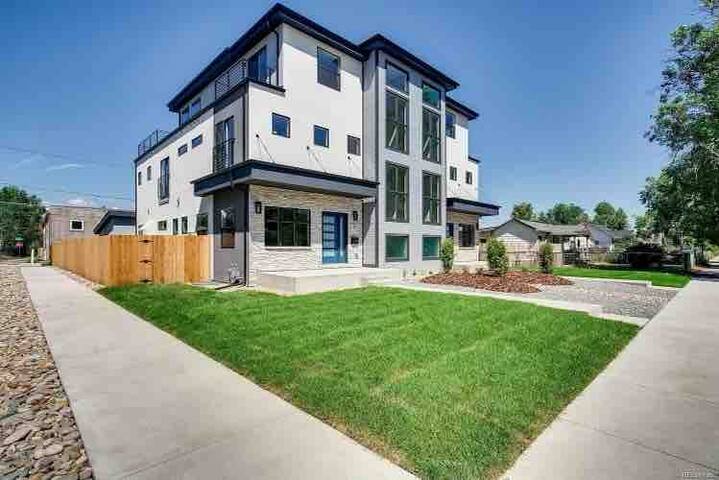 LUX Rooftop Hot Tub 3 Bed+4.5 Bath+Office gallery image 2