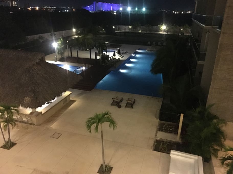 Alberca en la noche