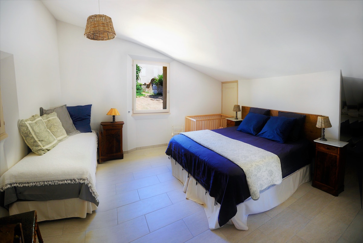 卧室位于北侧，床宽180厘米…… 