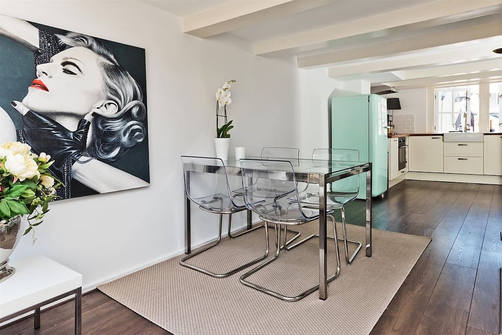 Dining room and fully equipped kitchen on the 1st floor.
