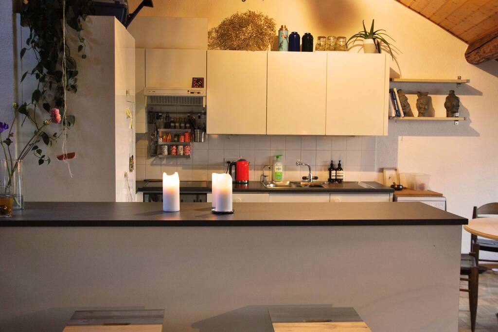La cuisine, moderne et ouverte sur le salon, et le bar.