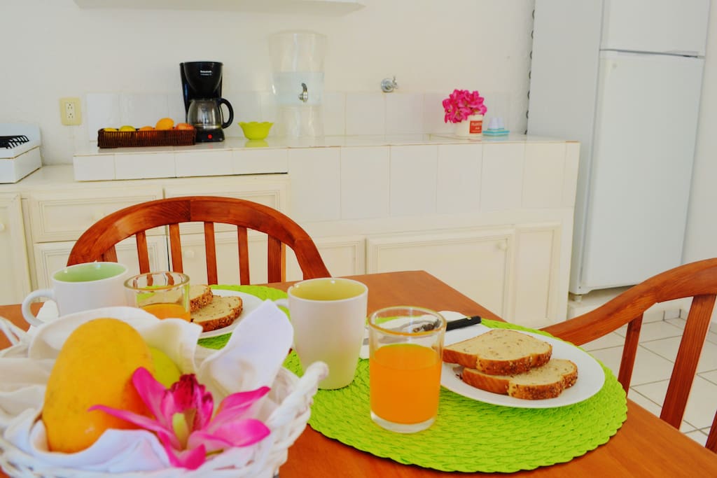 A dining table to sit 4.
