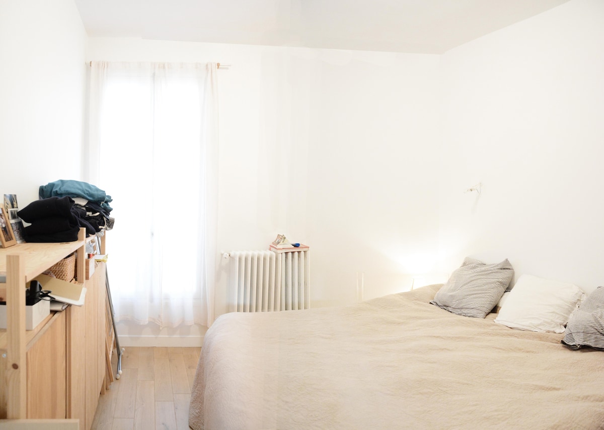 dormitorio con cama tamaño King