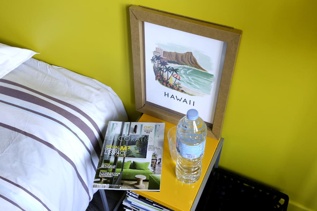 A votre disposition dans la chambre : eau et magazines