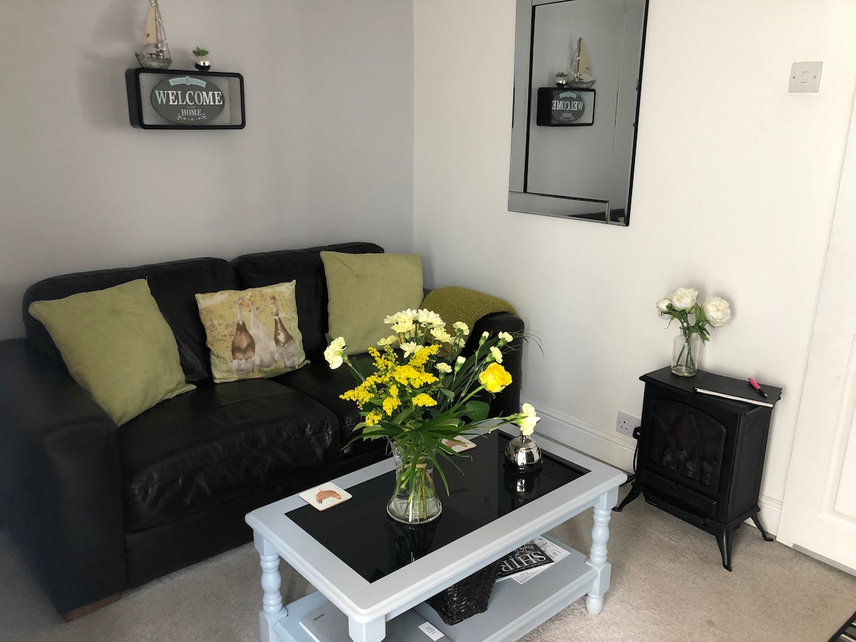 The Flat Ty Canol offers a warm Flats for Rent in Pentre