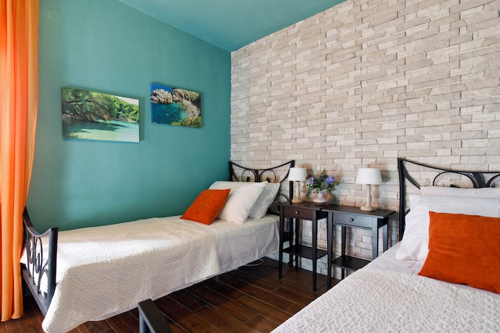 两张单人床的卧室