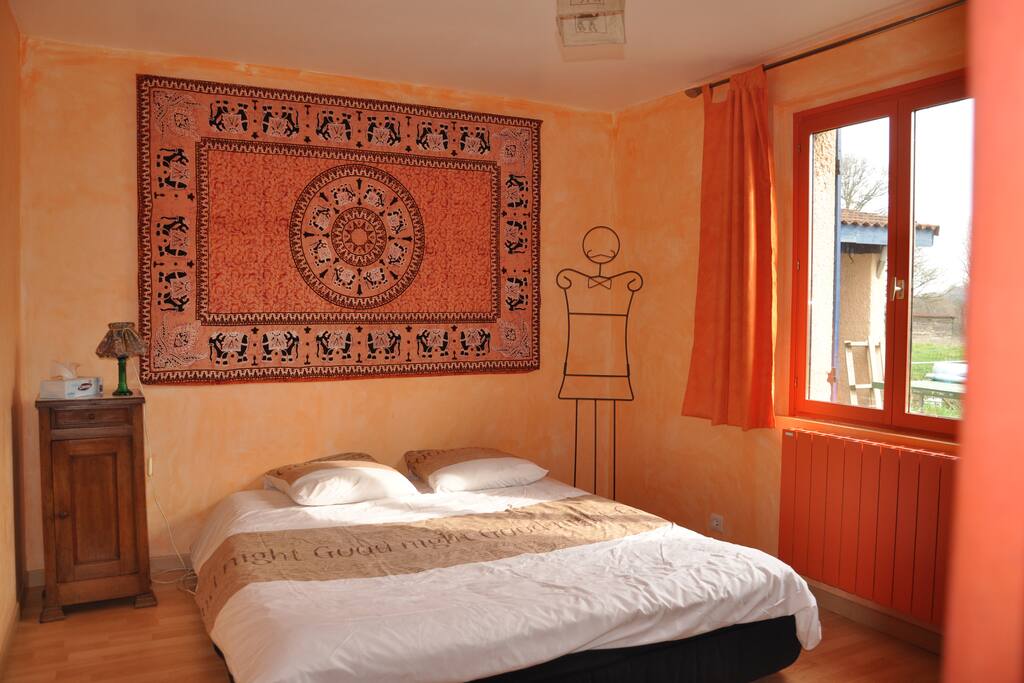 la chambre et table de nuit