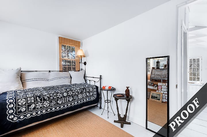 den / second bedroom -- thats a trundle bed! 