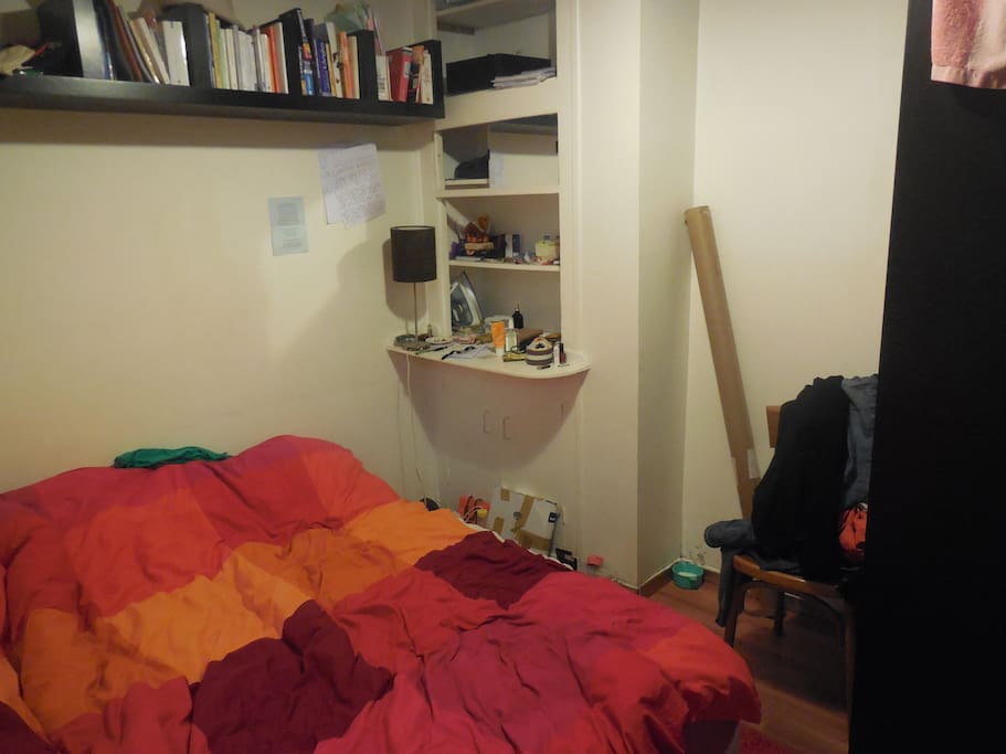 Voici la chambre. Lit 2 places et armoires qu'on ne voit pas sur la photo.