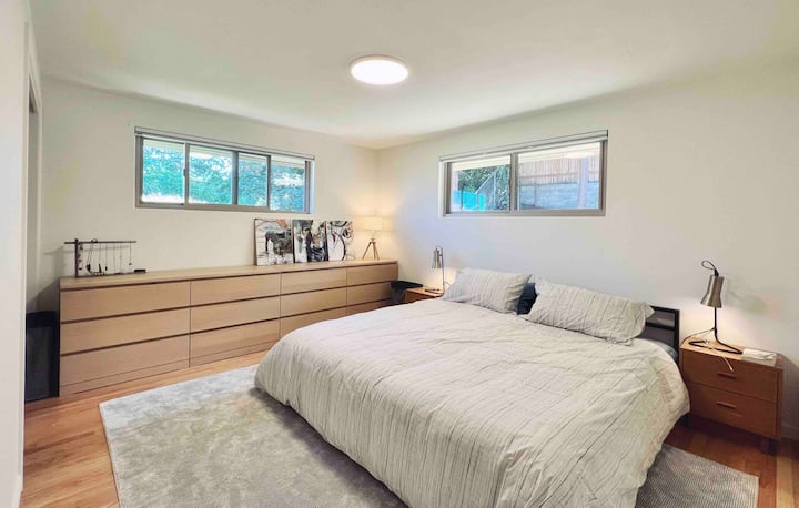 Bovenslaapkamer met kingsize bed. 