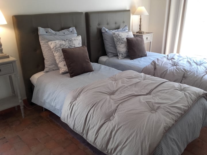 غرفة نوم 2 - أسرّة مصنوعة لوصولك