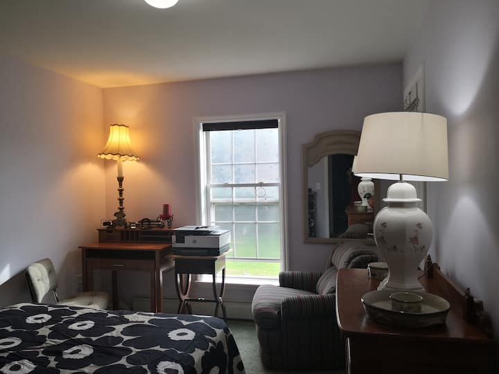 غرفة نوم بسرير كوين وحمام كامل ومكتب لأعمال الكمبيوتر