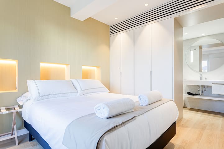 Downtown, new & bright penthouse, terrace & views gallery image 3