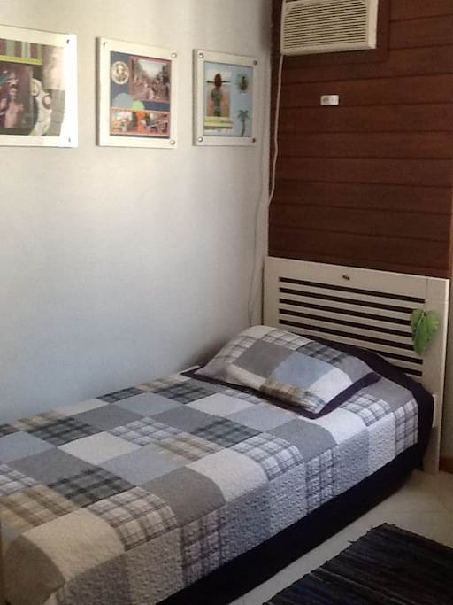 Quarto arejado, boa iluminação e com ar condicionado