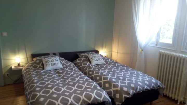 房间配有2张单人床，而不是加大双人床，请随时联系我们！:)
默认：一张180厘米的双人床