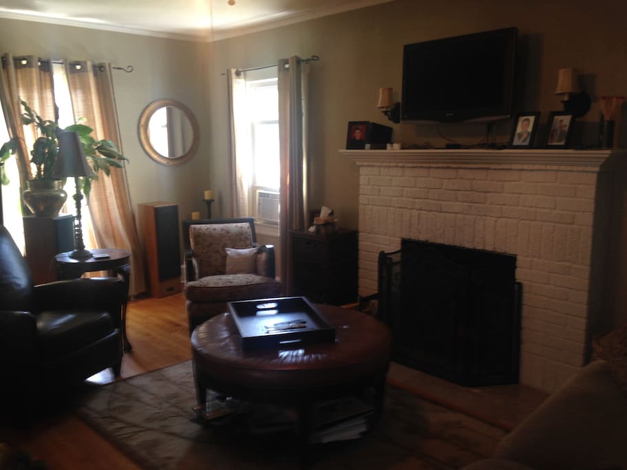 Living room w/fireplace
