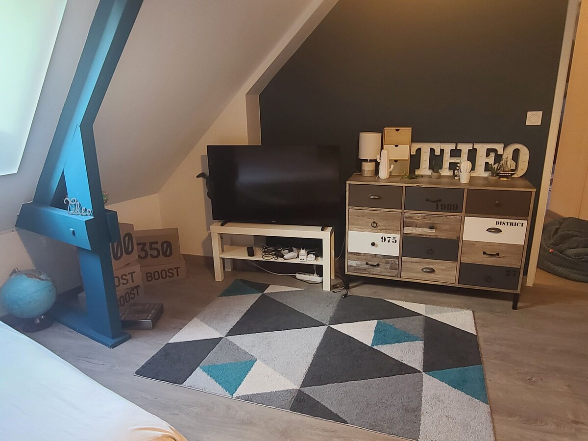 ห้องนอนวัยรุ่นพร้อมหน้าจอและโครมแคสต์ (Chromecast ใช้สำหรับแอพ Netflix หรือ Prime Video ผ่านโทรศัพท์มือถือเท่านั้น)