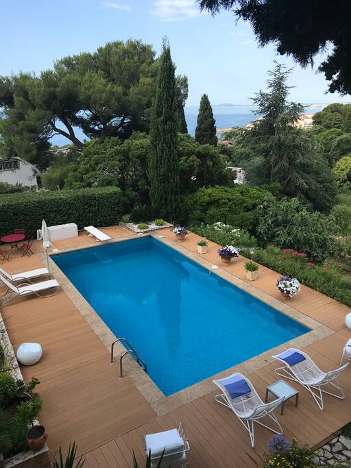 Piscine avec transats