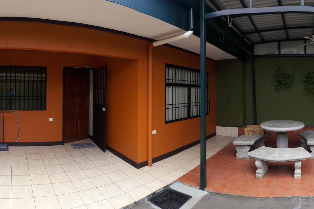Zona de Lavandería con Patio y muebles de Jardín