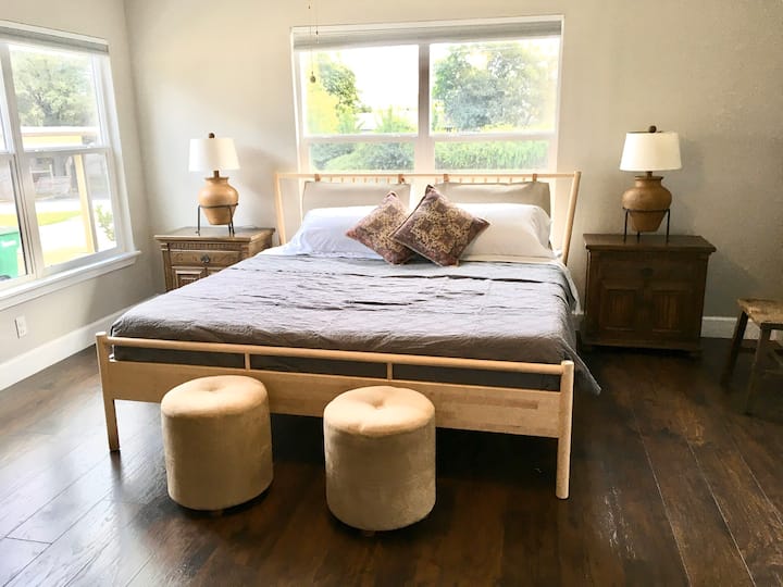 主卧配备加大双人床