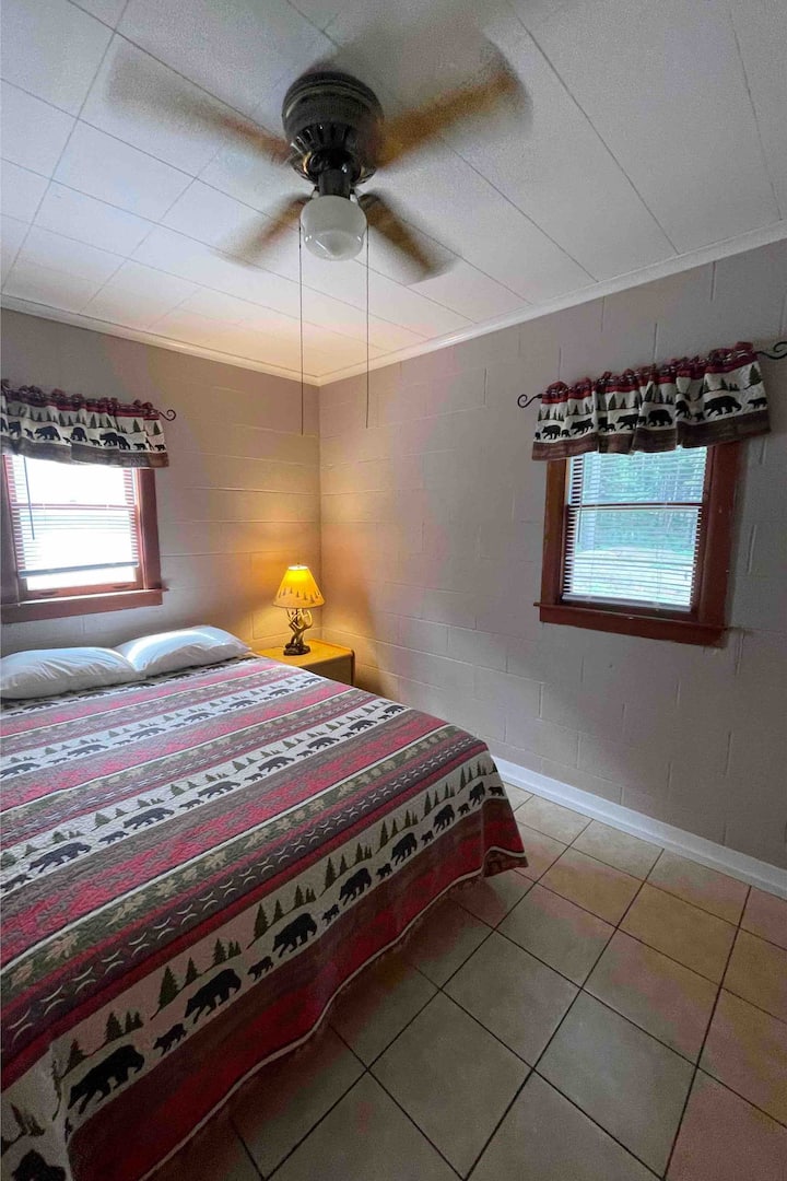 ห้องนอน 2 (เตียงควีนไซส์ 1 หลัง)