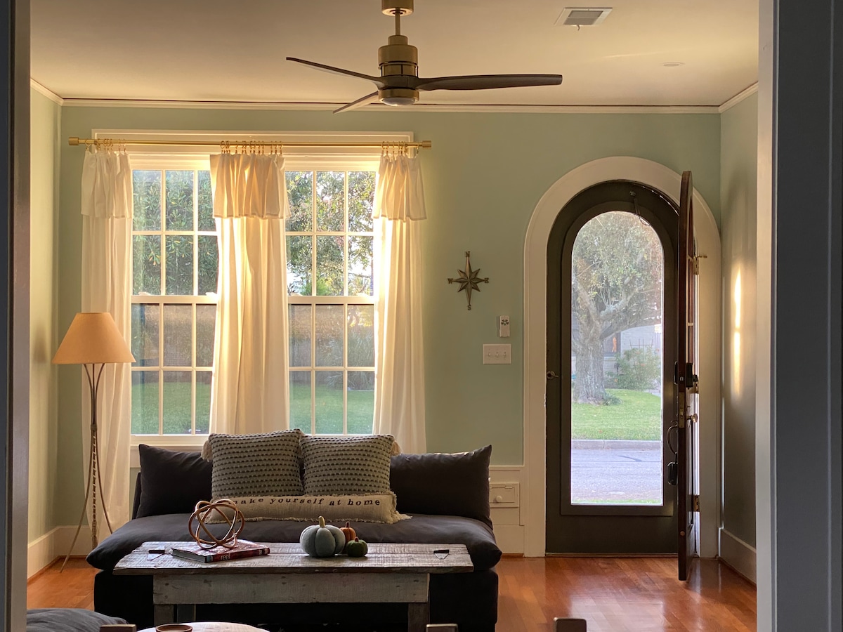 Popular Airbnb listing: NorthStar Cottage: Beach 8 min walk. Port 3 mi. in Galveston