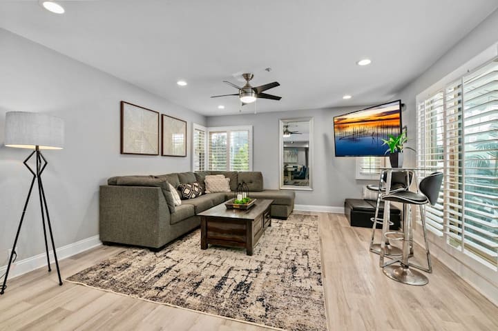 MB Contemporary 14 Guests by Sand AC+Garage gallery image 2