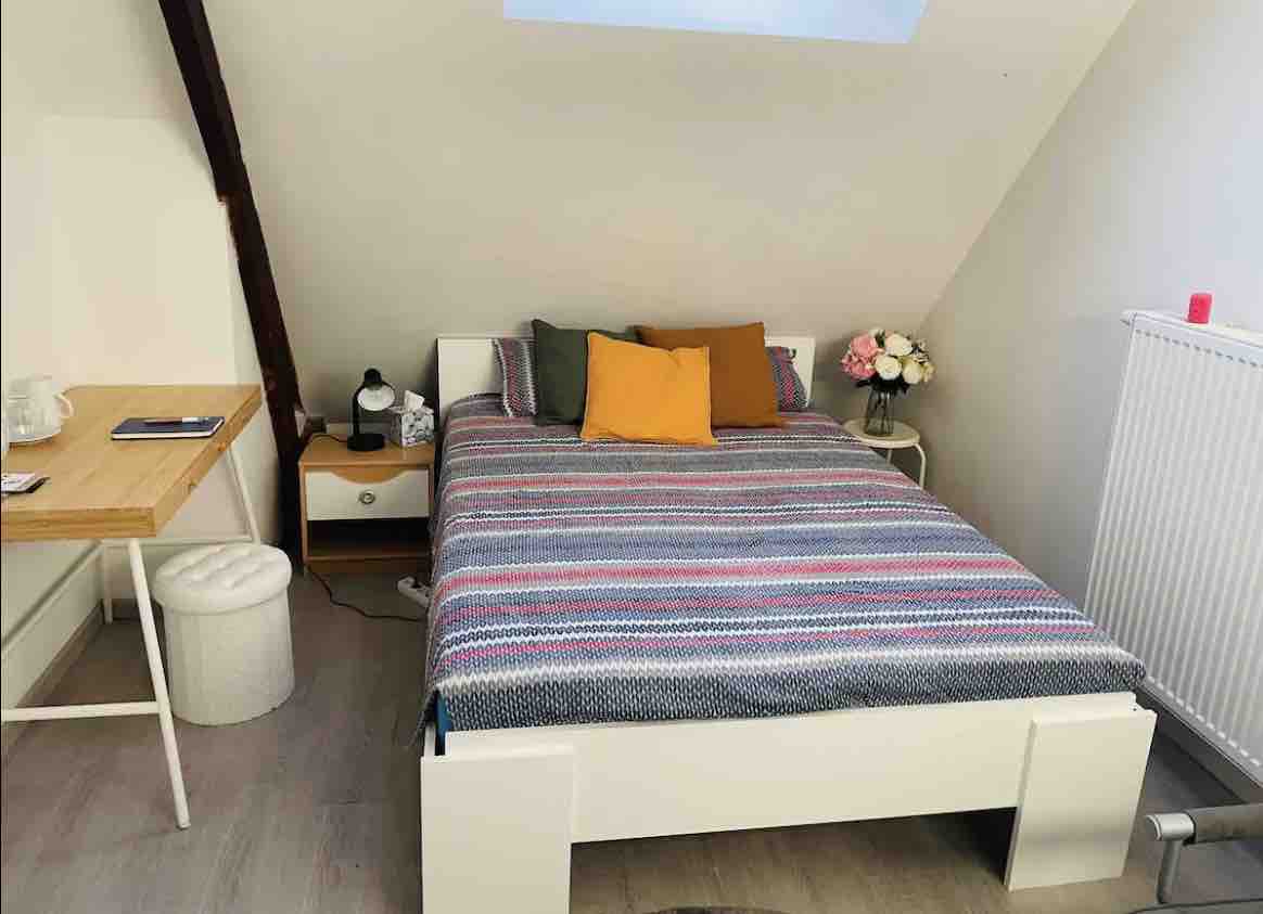 Chambre 2  lit:  (160/200 cm)
En el segundo piso (ático)