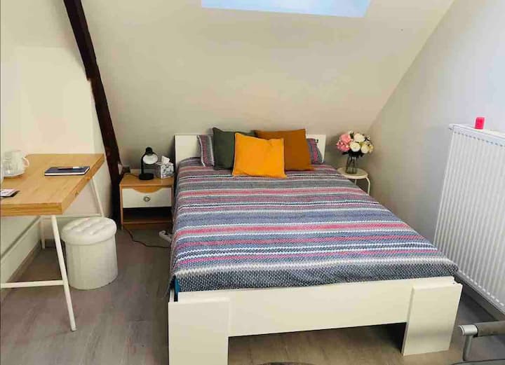 Dhoma e gjumit 2  krevat:  (160/200cm)
Në katin e 2-të (papafingo)