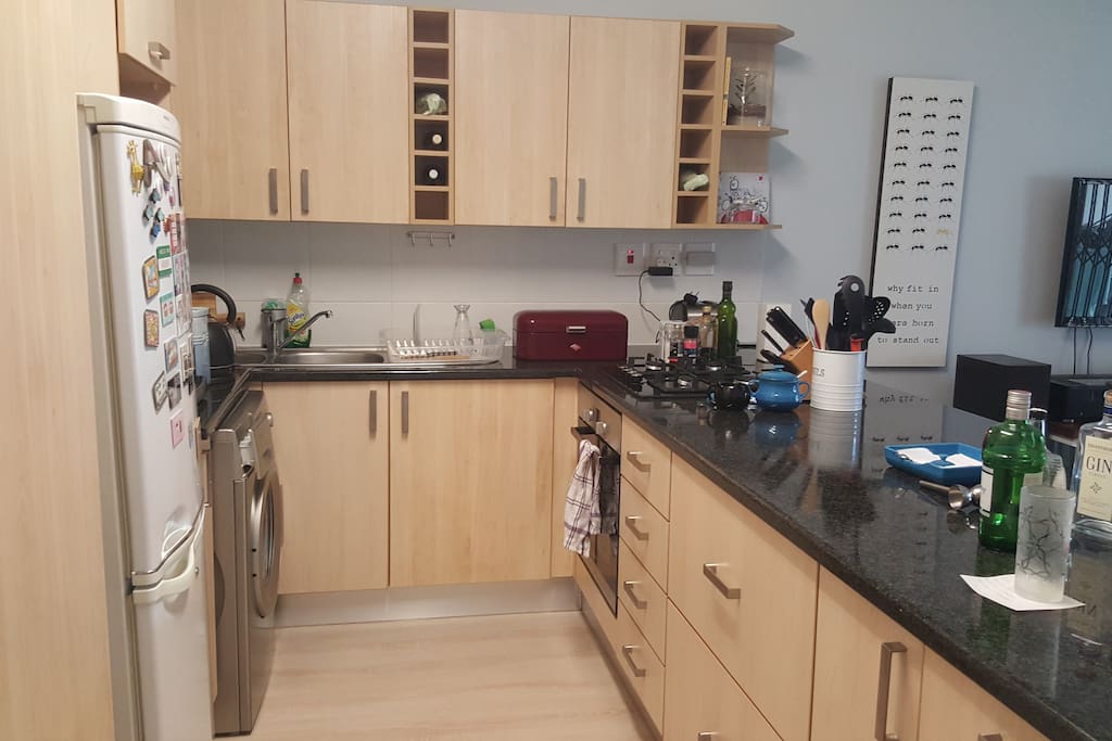 Lovely kitchen with gas hob and oven.