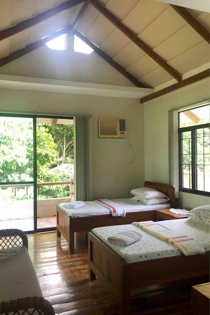 تحتوي غرفة النوم الثانية على سريرين مزدوجين