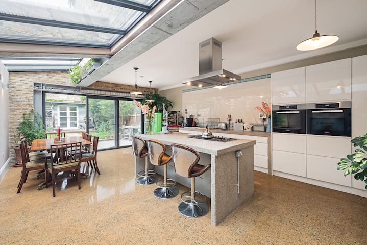 4-bedroom Victorian terraced house in Queens Park