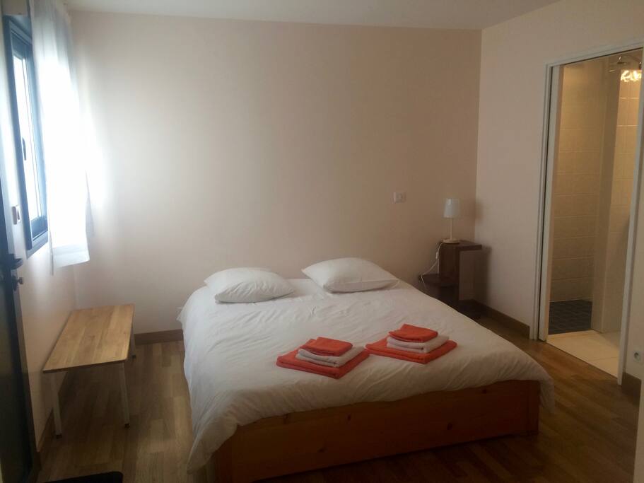 La chambre, avec entrée indépendante