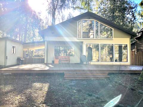 The Riverhouse | Hottub | Fireplace | Pup Friendly