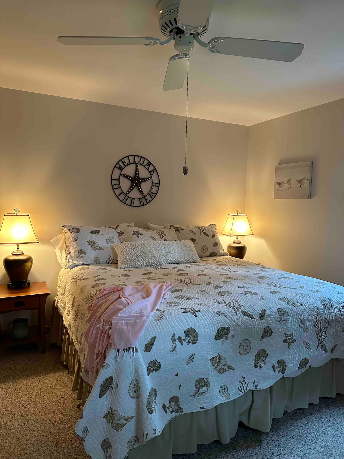 Cama tamaño king en el dormitorio principal