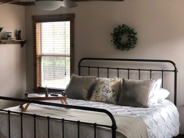 Спална соба бр. 1 со приватна бања