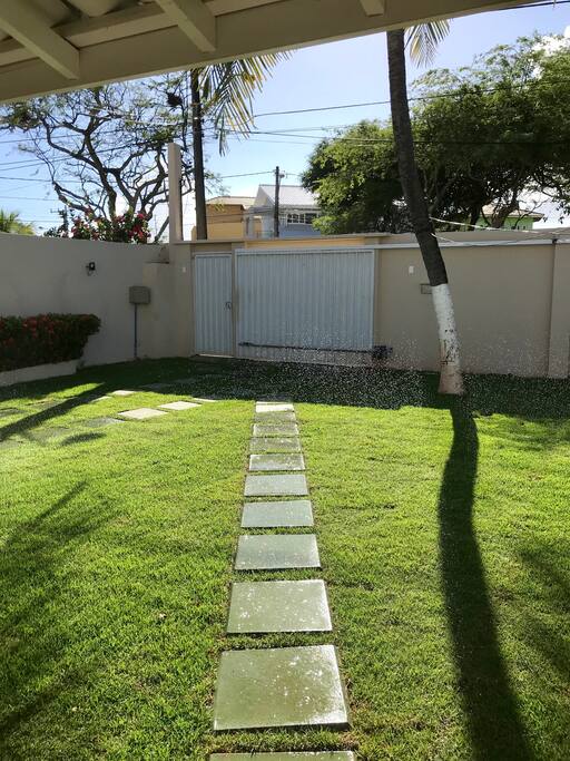 Jardim frontal da casa.