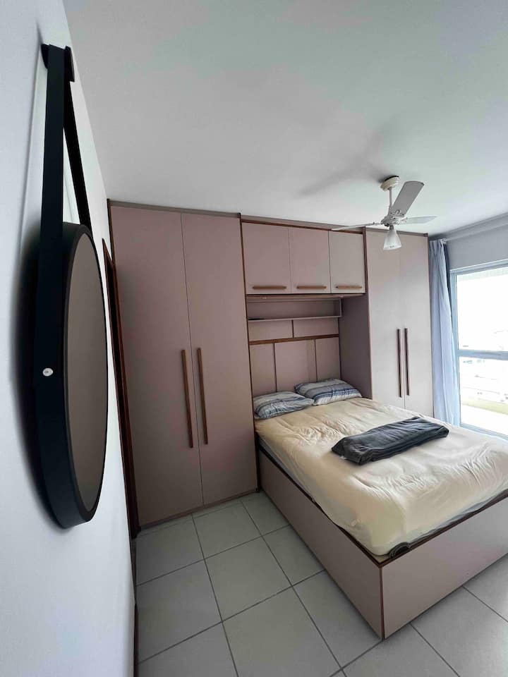 Suite avec ventilateurs de plafond et balcon